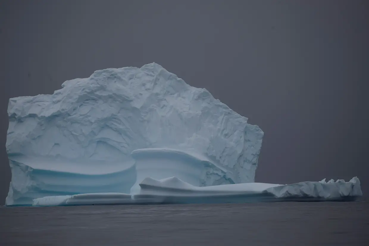 Iceberg flutua pero da ilha Two Hummock