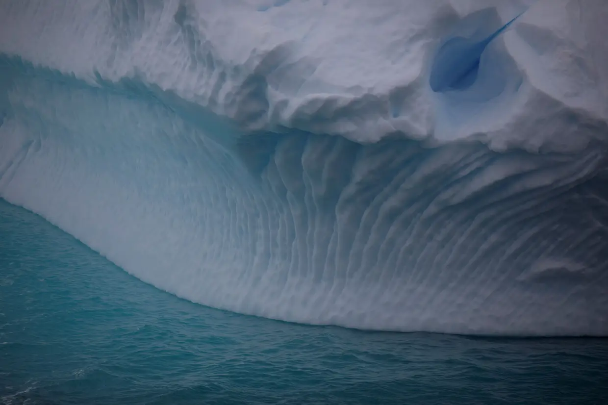 Iceberg flutua no canal Lemaire, 5 de fevereiro de 2020