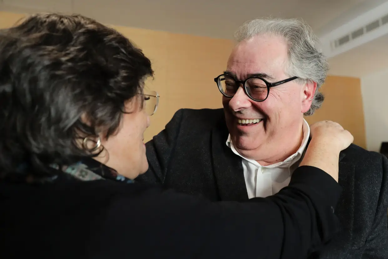 A antiga eurodeputada Ana Gomes cumprimenta Francisco Teixeira da Mota, advogado de Rui Pinto, no final da conferência "Rui Pinto - o denunciante do Football Leaks e Luanda Leaks" em Lisboa.