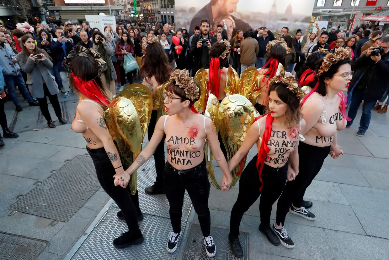 Membros do grupo feminista "Femen" durante um protesto contra femicídio, em Madrid, Espanha.