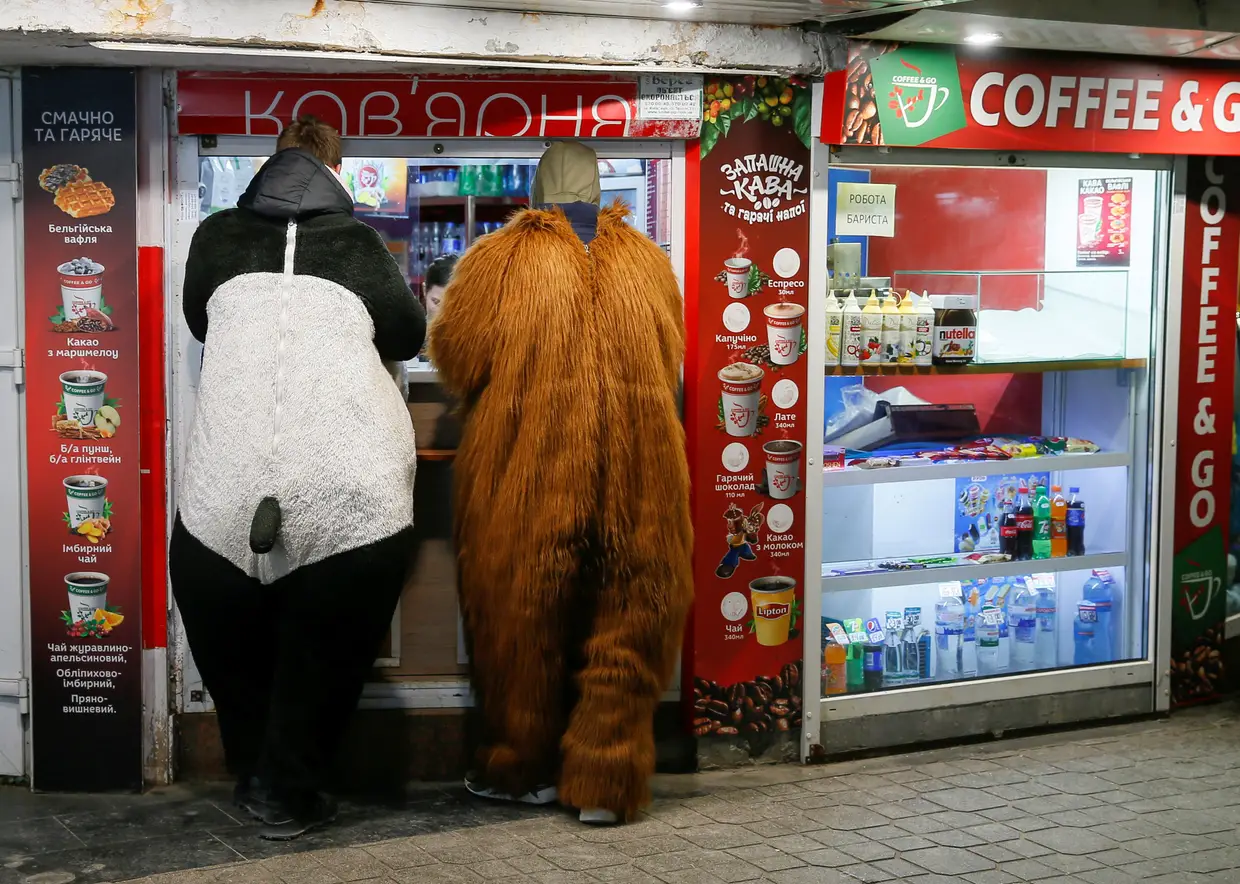 Homens vestidos de panda e urso em Kiev, Ucrânia.