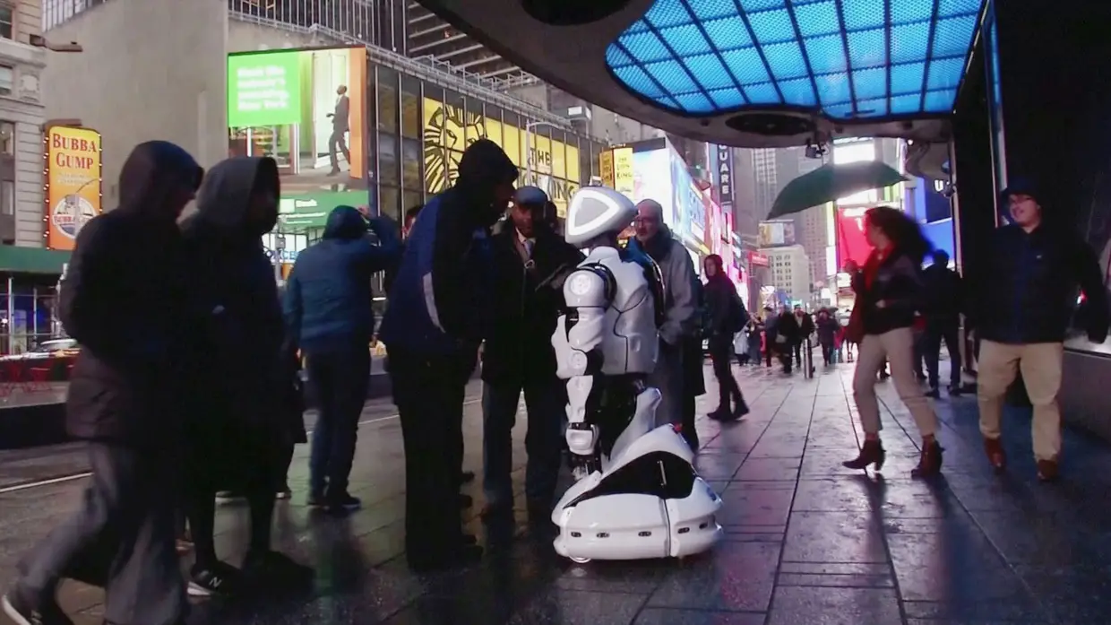 O robot Promobot informa as pessoas sobre os sintomas do coronavírus e prevenção, na Times Square, Nova Iorque, EUA.