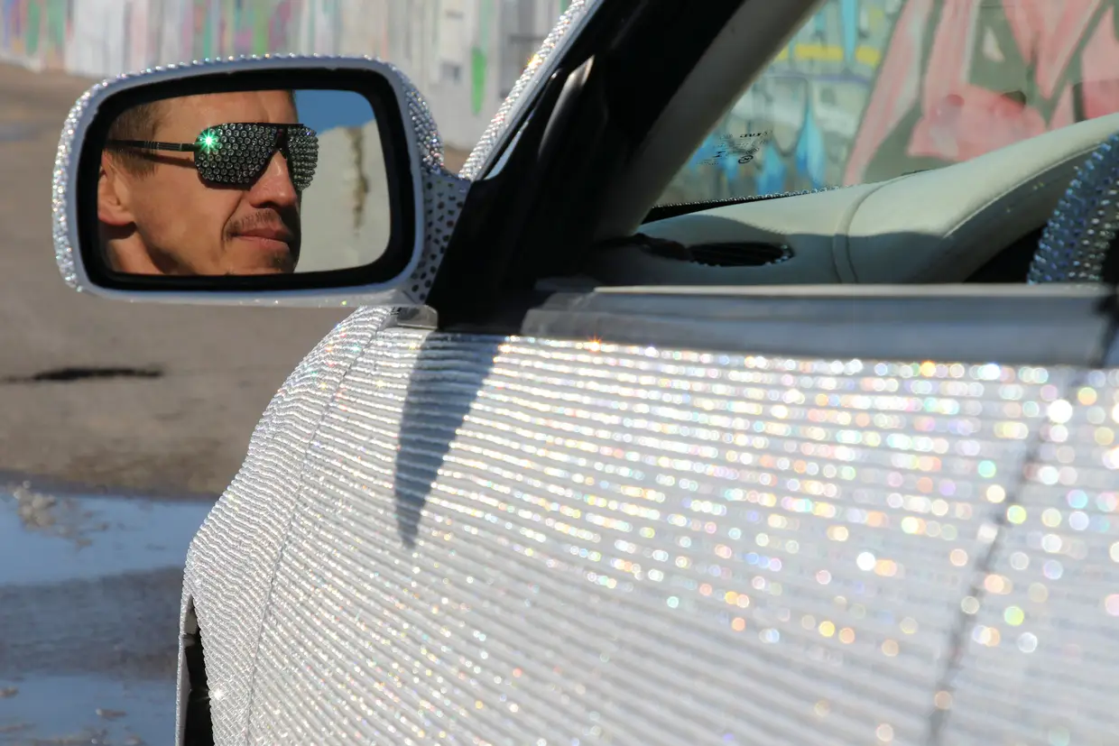 Um carro coberto de uma prenda a imitar diamantes, Sevastopol, Península da Crimeia.