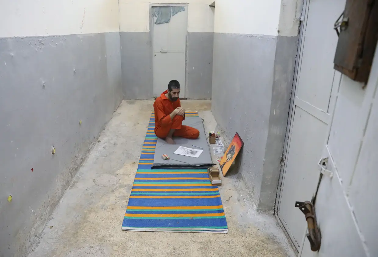 O prisioneiro iraquiano Abed El-Hamed Atiya, suspeito de pertencer ao Daesh, na sua cela numa prisão em Hasaka, Síria.