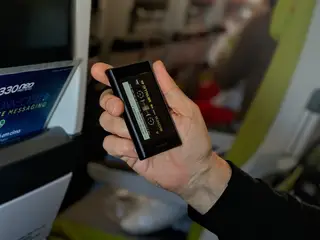 Para usar com fios ou sem fios, com Net ou sem Net, mais pequeno e com Android 9 apenas a imagem no ecrã faz lembrar o Walkman original.
