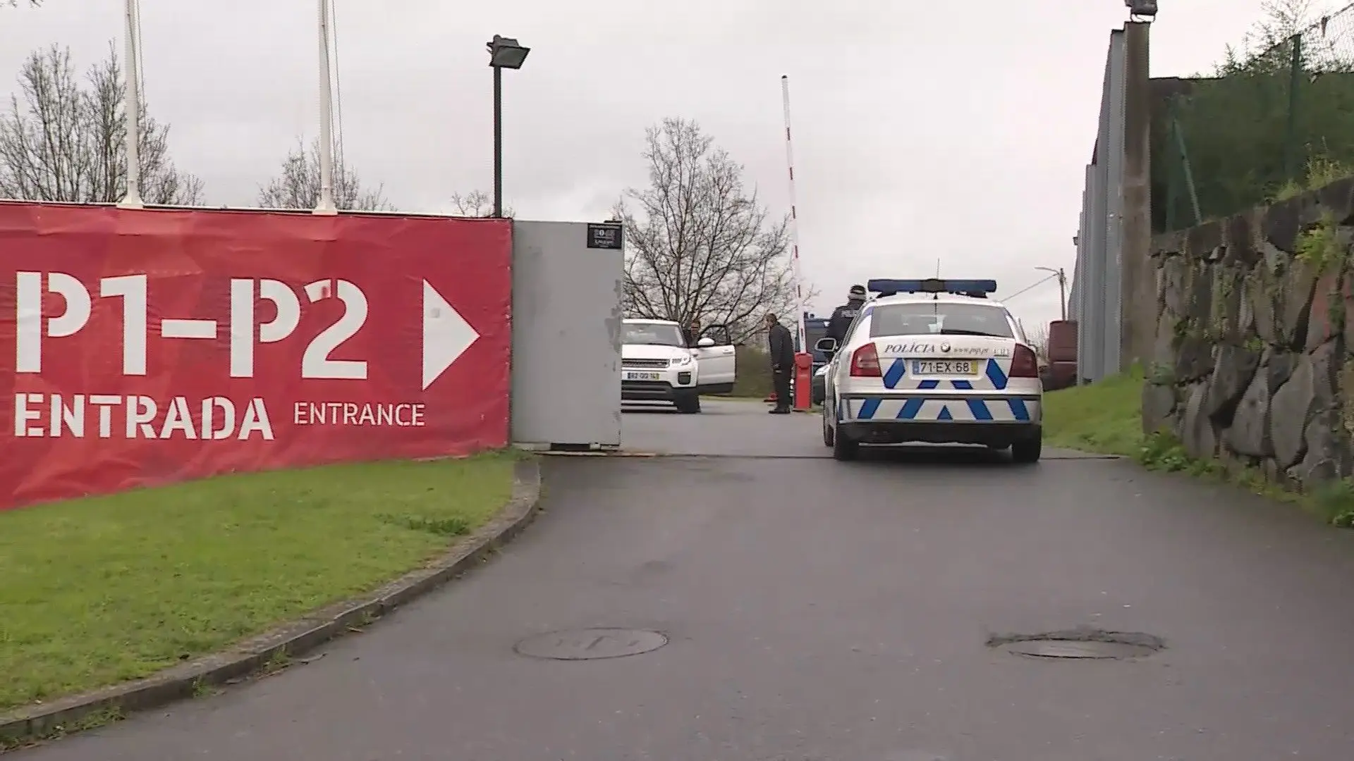 PSP junto ao Estádio do SC Braga enquanto decorrem as buscas da