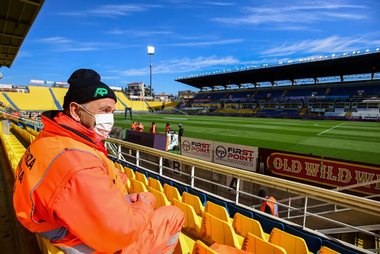 Sem adeptos para controlar, no jogo entre o Parma e a Spal, os seguranças dos estádios assistiram ao encontro.