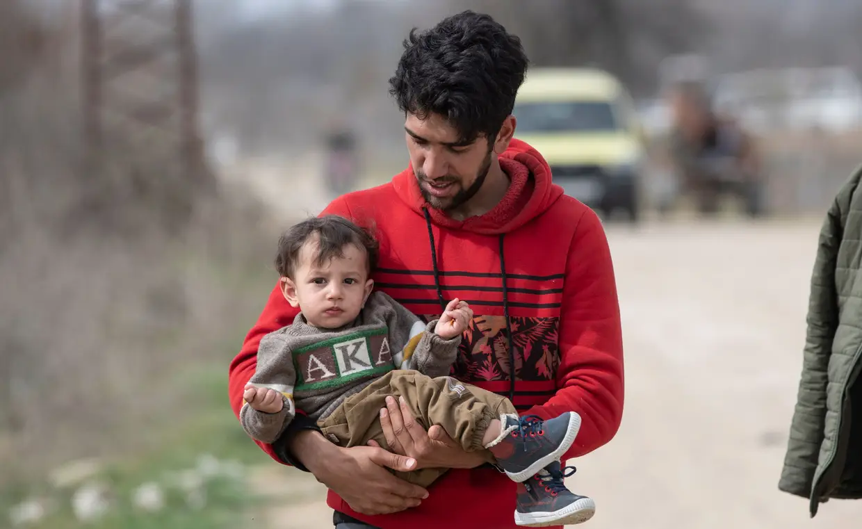 Migrantes sírios tentam chegar à União Europeia através da Turquia.