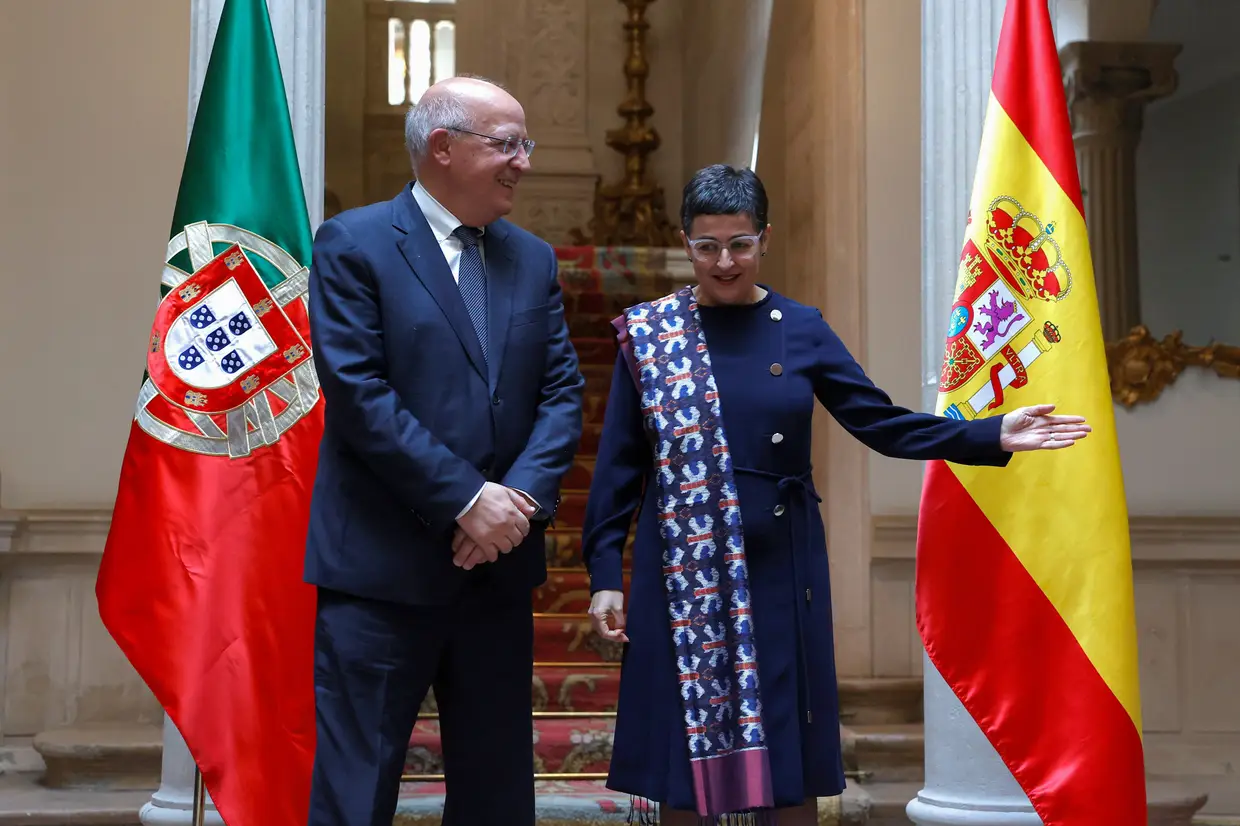 O ministro de Estado e dos Negócios Estrangeiros, Augusto Santos Silva, ladeado pela ministra espanhola dos Assuntos Exteriores, União Europeia e da Cooperação, Arancha González Laya, durante uma reunião no Palácio de Viana, em Madrid, Espanha.