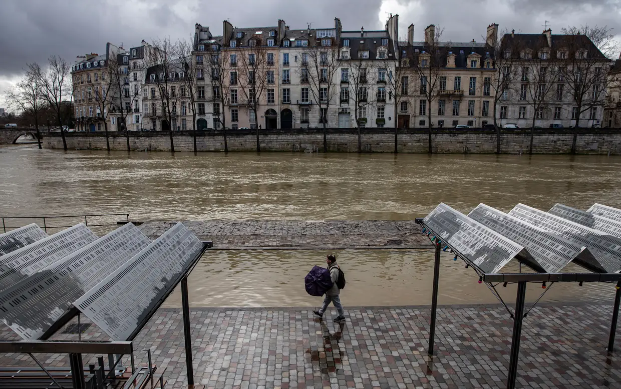 As inundações no rio Sena em Paris, França.