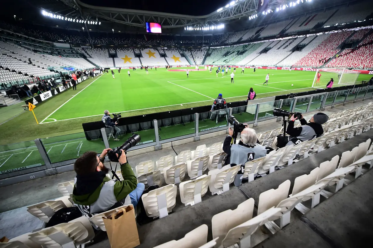 Apenas foi permitida a entrada nos estádios de jornalistas e repórteres de imagem.