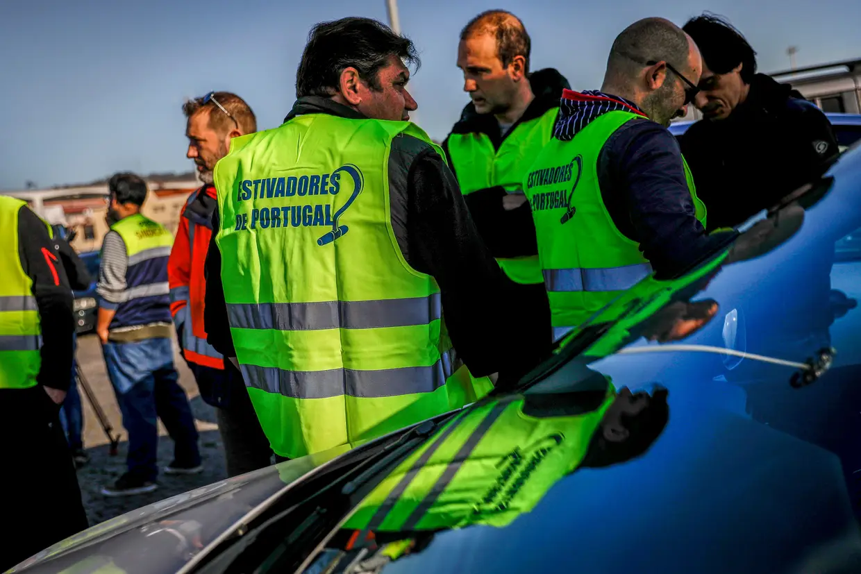 Estivadores do porto de Lisboa durante a greve convocada pelo SEAL - Sindicato dos Estivadores e da Atividade Logística face à decisão das empresas de estiva de pedirem a insolvência da A-ETPL, Associação - Empresa de Trabalho Portuário de Lisboa, no terminal de Alcântara, em Lisboa.