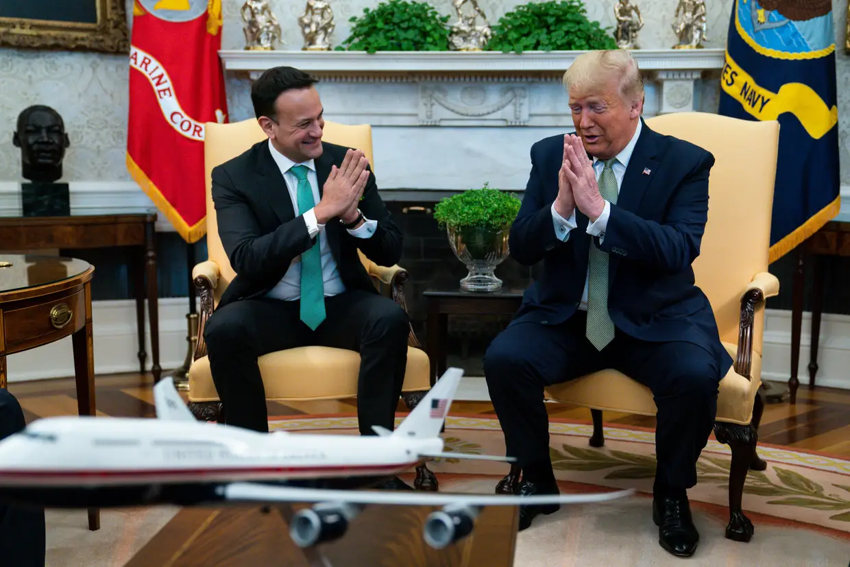 O Presidente dos EUA, Donald Trump, e o primeiro-ministro irlandês, Leo Varadkar, cumprimentam-se de forma diferente do habitual por causa do coronavírus. O encontro decorreu na Sala Oval da Casa Branca, em Washington.