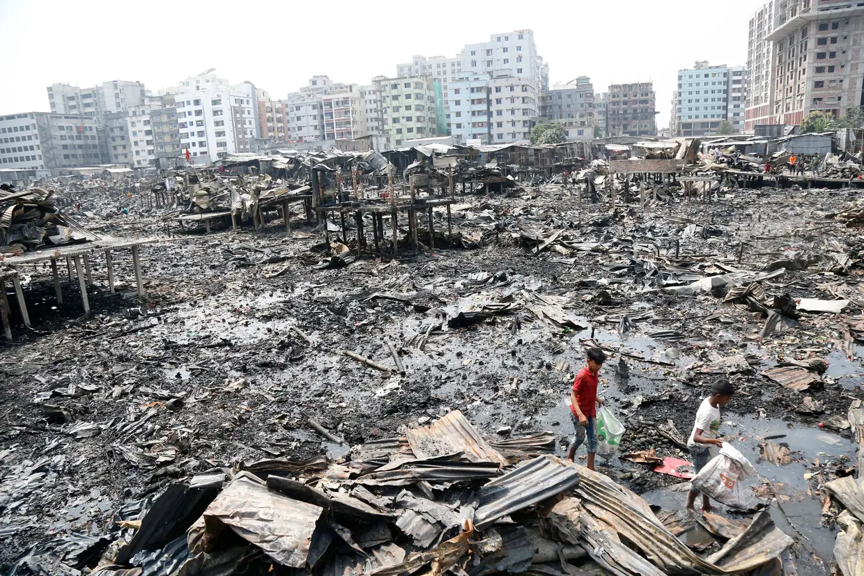 Incêndio no bairro de lata Rupnagar em Daca, Bangladeche.