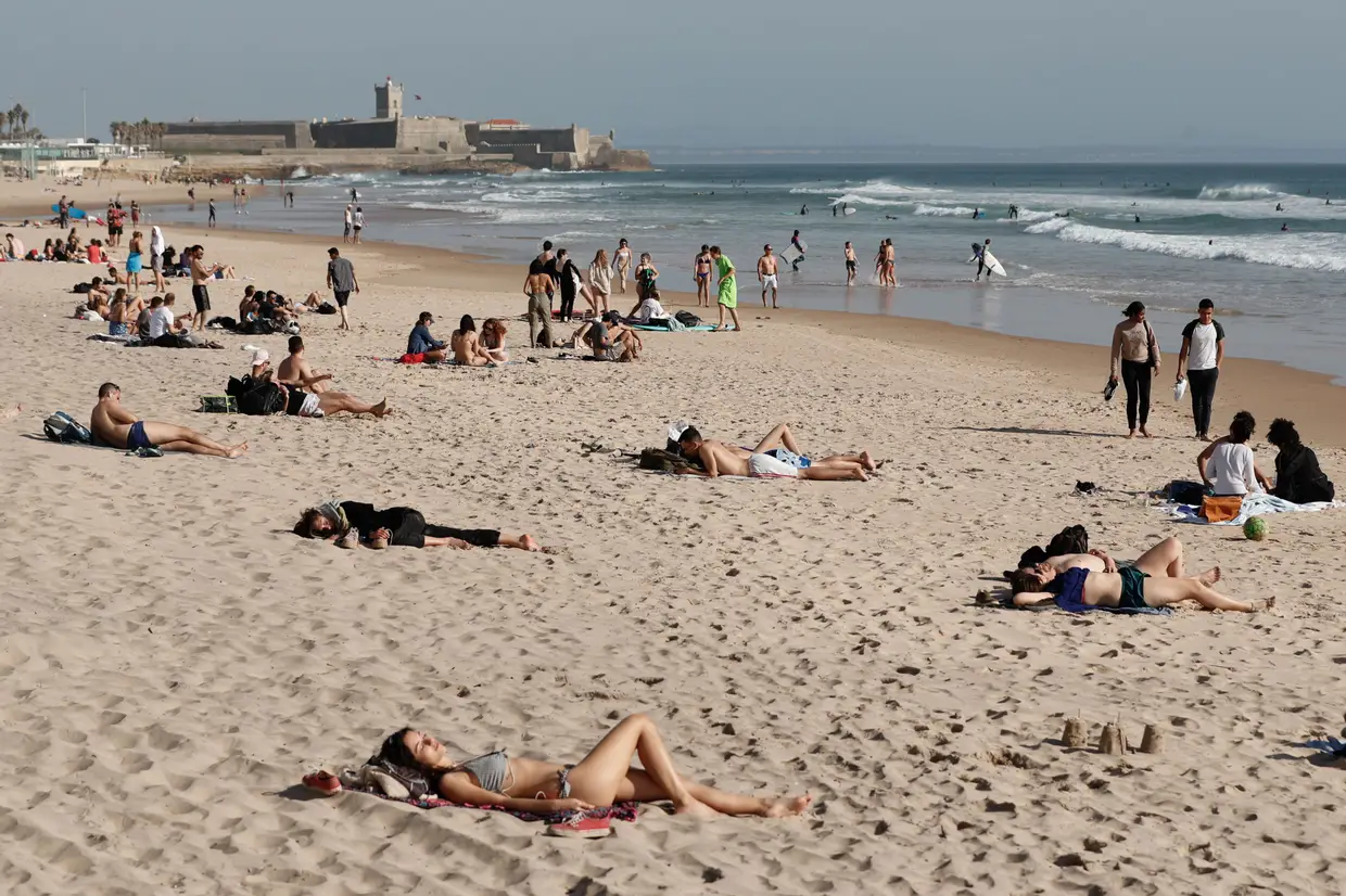 Vista do areal da praia de Carcavelos, 12 de março de 2020. Apesar da indicações da DGS, muitas pessoas aproveitaram as temperaturas elevadas para esta época do ano e continuam a frequentar as praias mesmo contra as recomendações de contenção social devido à epidemia de Covid-19.