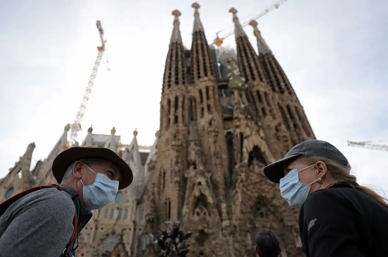 Turistas usam máscaras de proteção na Sagrada Família em Barcelona, Espanha.