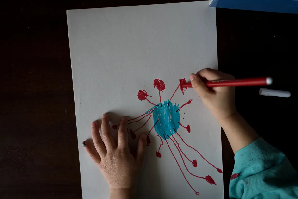 Uma criança de 2 anos desenha o novo coronavírus - Covid-19 - visto a partir do microscópio.
