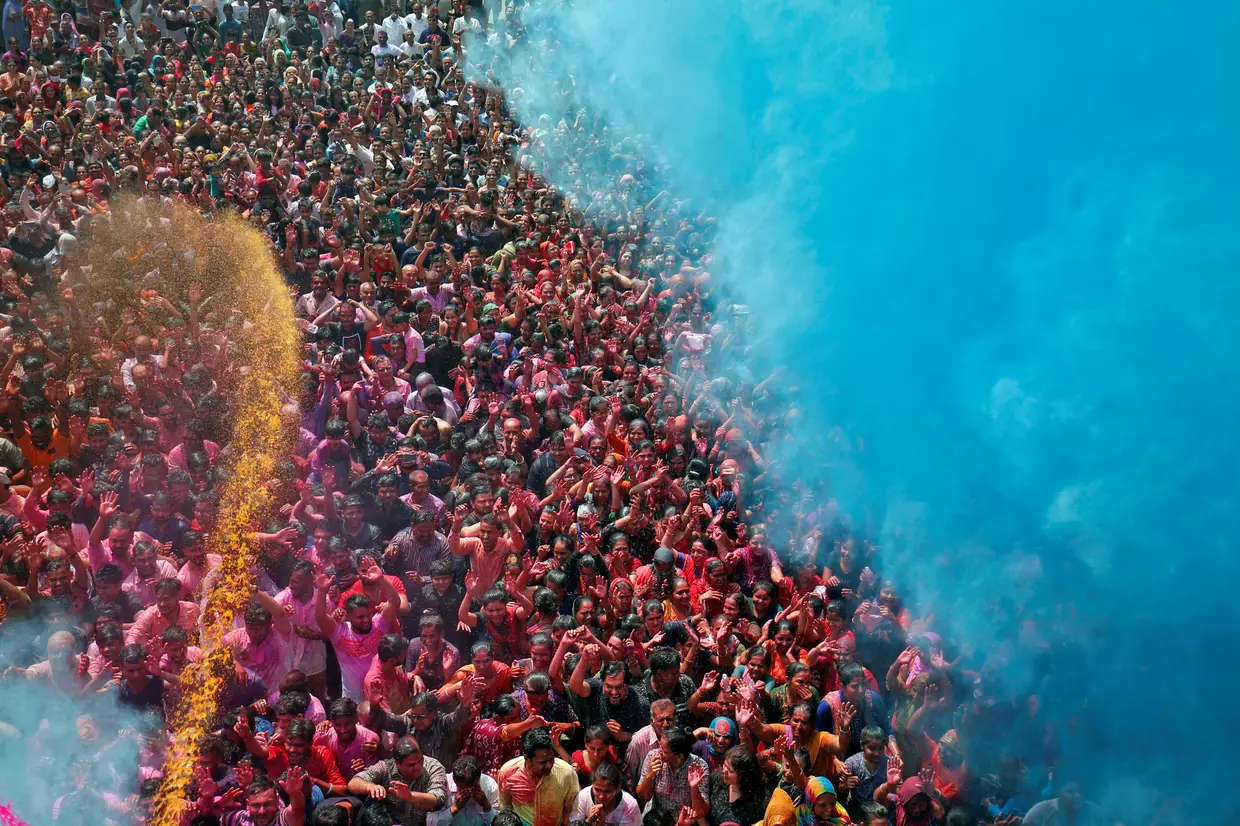 As celebrações do Holi, o festival das cores, em Ahmedabad, na Índia.