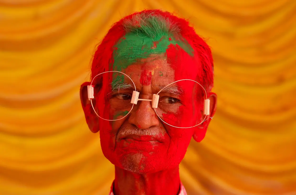 Um homem com a cara pintada durante as celebrações do Holi, o festival das cores, em Chennai, na Índia.