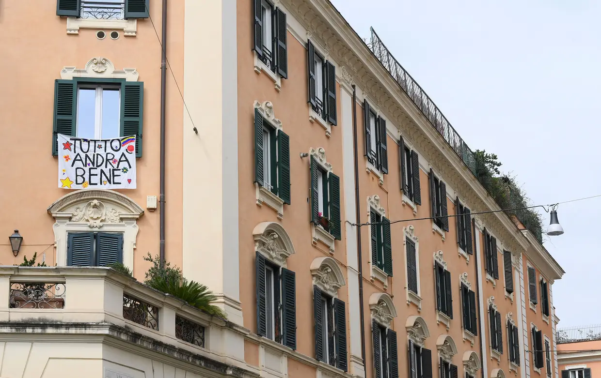 "Vai ficar tudo bem": lê-se num placard exposta num edíficio de Roma, Itália.