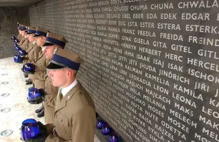 Cerimónia de homenagem às vítimas do regime nazi, por ocasião da inauguração de um memorial no campo de Belzec, na Polónia, em 2004.