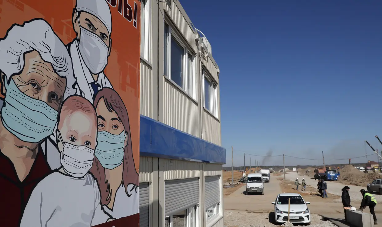 Um mural motivacional pintado na zona de construção de um novo hospital para pacientes infetados com coronavírus nos arredores de Moscovo, na Rússia.