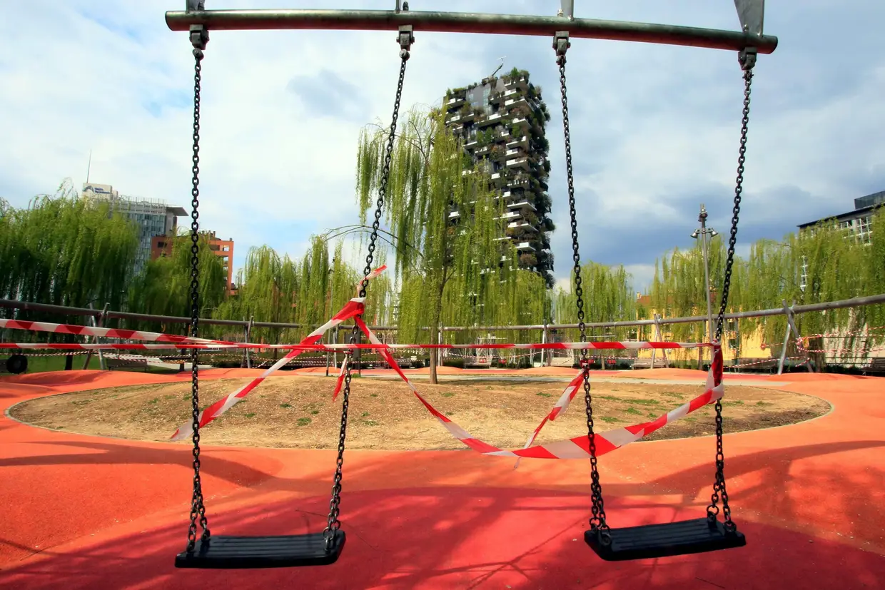 Um parque infantil fechado em Milão, Itália, depois de terem sido proibidas atividades desportivas ao ar livre e o uso de áreas infantis devido à pandemia do coronavírus.