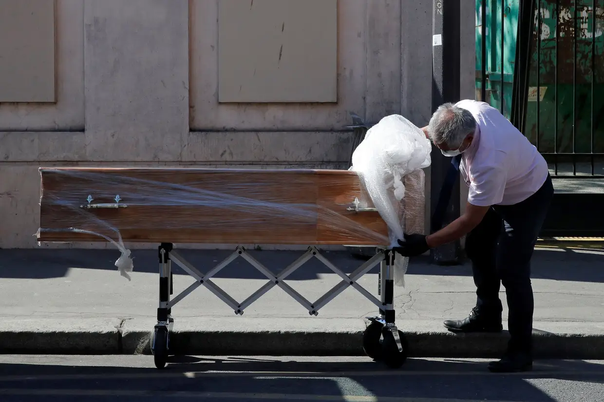 Um funcionário entrega um caixão num lar de idosos em Paris, França, onde já foram registadas 16 mortes e 81 infetados pelo novo coronavírus.