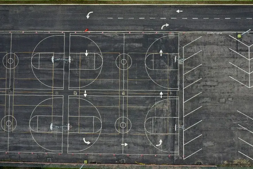 Campos de basquetebol numa escola em Los Angeles.