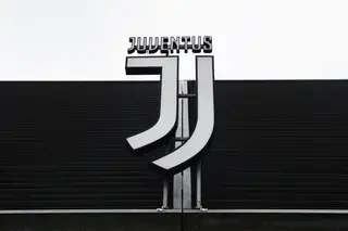 Juventus poupa 90 milhões de euros com cortes salariais