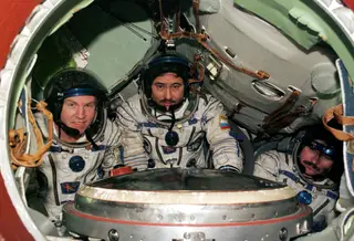 Thomas e dois cosmonautas russos que participaram na missão da Estação Espacial Mir.