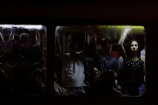 Transportes públicos circulam cheios no Rio de Janeiro