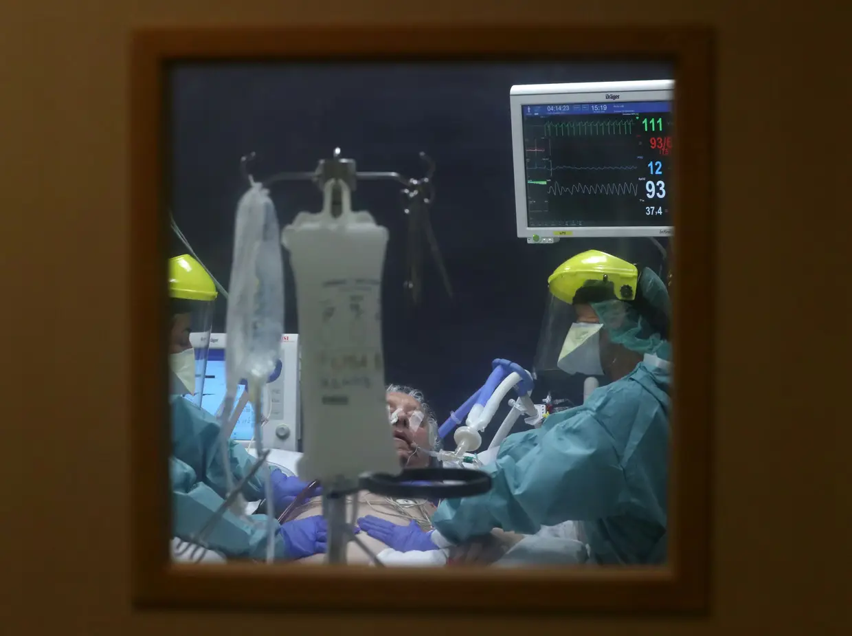 Um paciente infetado com o novo coronavírus é tratado na Unidade de Cuidados Intensivos num hospital em Bruxelas, na Bélgica.