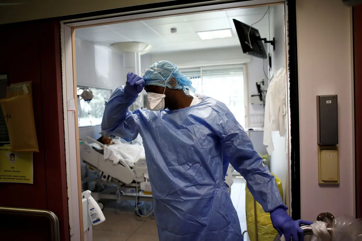 Um profissional de saúde na Unidade de Cuidados Intensivos de uma clínica nos arredores de Paris, em França.