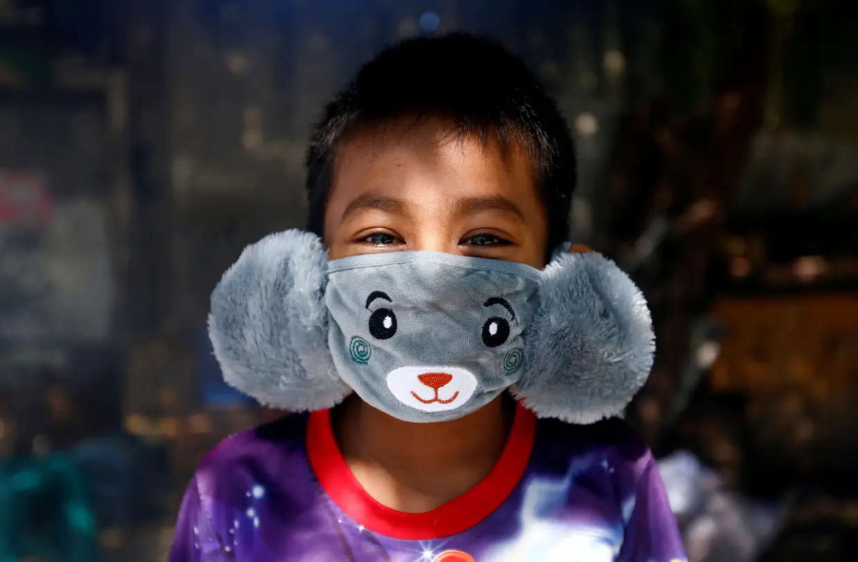 Panji, uma criança indonésia de 8 anos, utiliza uma máscara de proteção com o formato de um animal, em Jakarta.