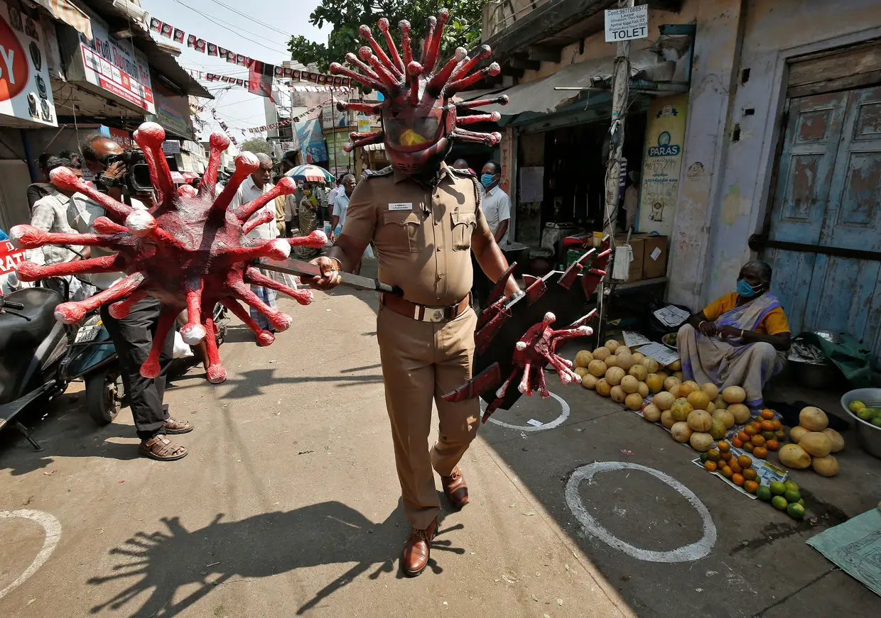 Um polícia indiano utiliza um capacete em forma de coronavírus, em Chennai.