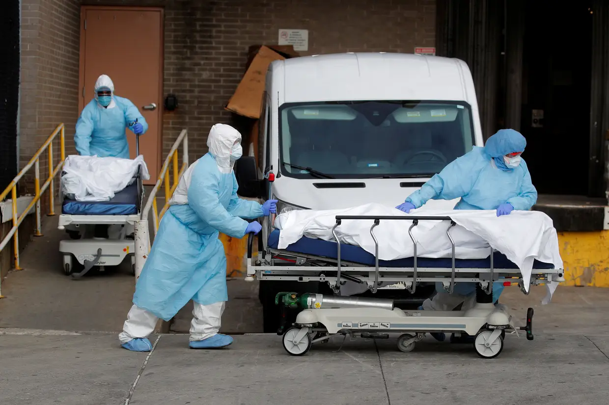 Profissionais de saúde transportam os corpos de vítimas mortais da Covid-19 em Brooklyn, Nova Iorque, Estados Unidos.