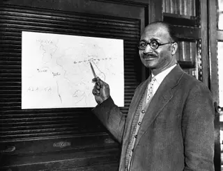 Matthew Henson aponta no mapa o local no Pólo Norte alcançado, juntamente com Robert Peary, em abril de 1909.