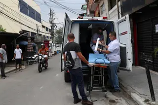 Moradores da favela de Paraisopolis prepararam um posto médico móvel.