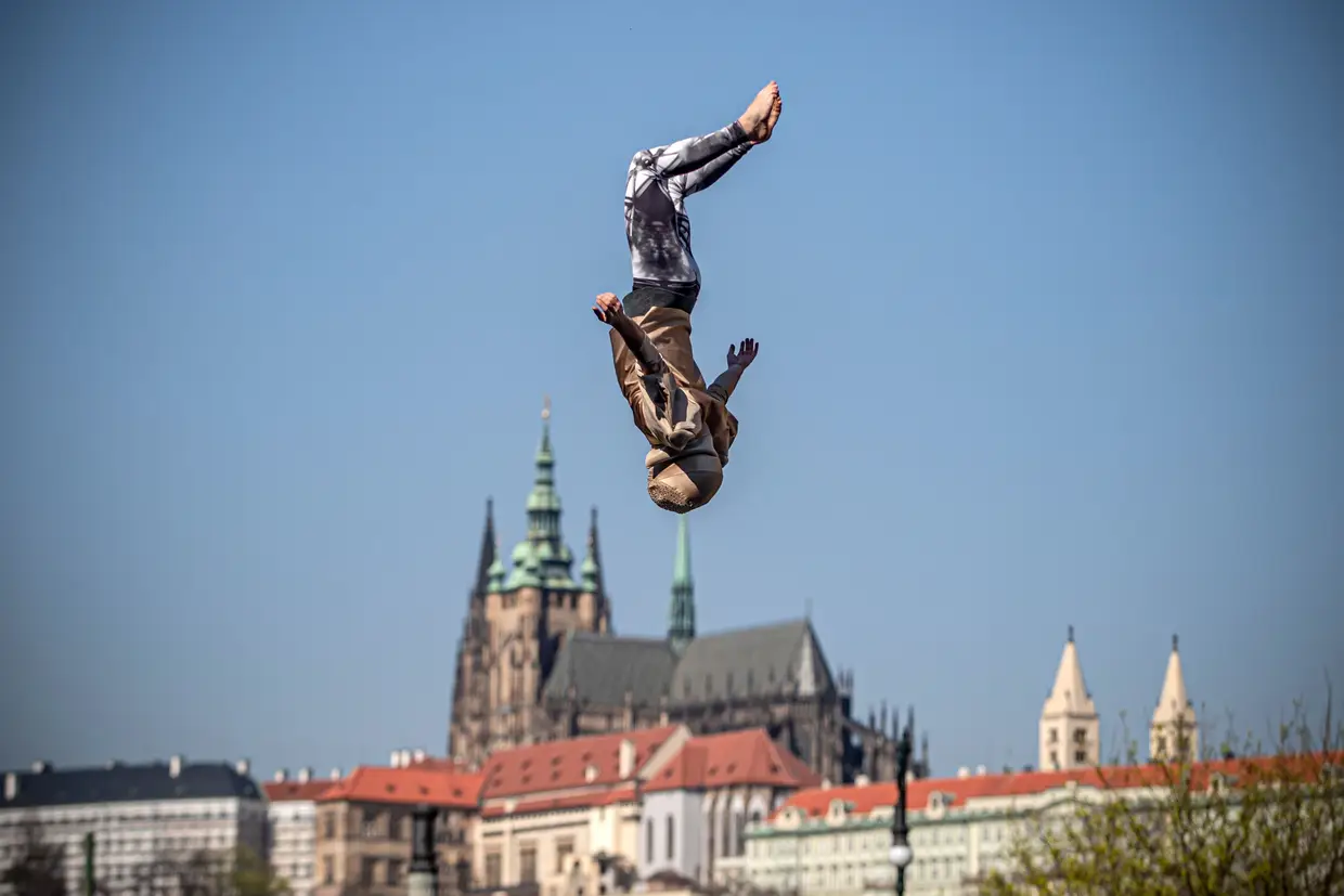Companhia de circo atua nas ruas de Praga, República Checa