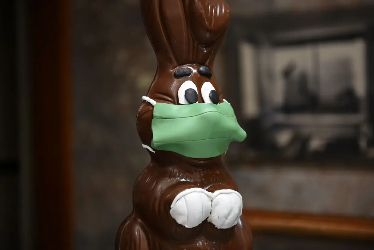 Um coelhinho da Páscoa de chocolate com uma máscara na confeitaria do chef Marios Papadopoulos em Thessaloniki, Grécia