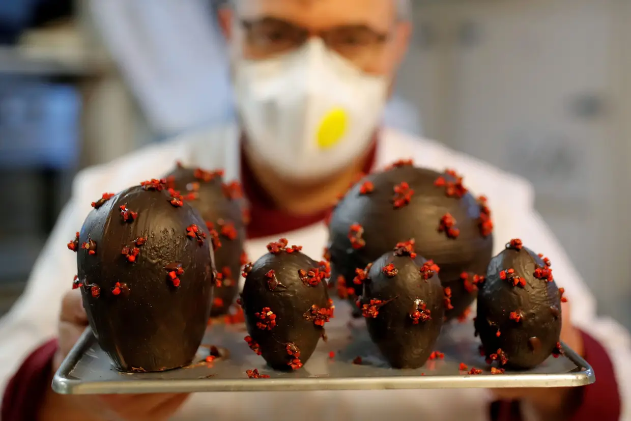 O fabricante de chocolate francês Jean-Francois Pre faz ovos de Páscoa em forma de coronavírus em Landivisiau, França