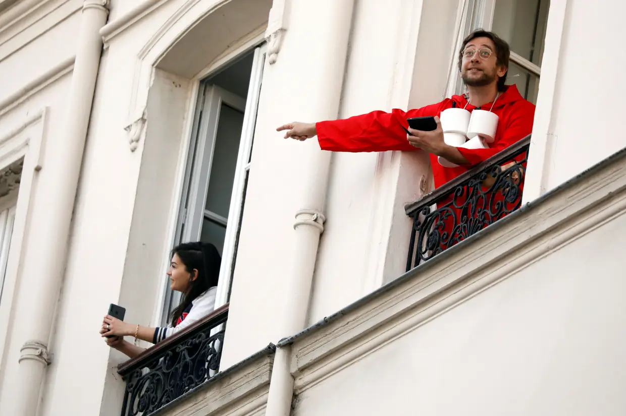 Noam Cartozo, um comediante parisiense, faz um jogo com os vizinhos na varanda em Paris, França