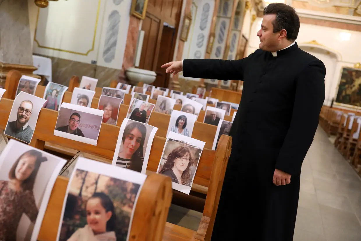 Perto de Valência, em Espanha, um padre encontrou uma solução criativa de combater a solidão durante a Páscoa. O sacerdote Raul Garcia encheu as fileiras da igreja com as fotografias dos habituais fiéis. Com isto, espera que estas as pessoas sintam que fazem parte da comunidade nesta época religiosa.
