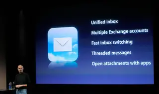 Steve Jobs anuncia as melhorias na aplicação Mail introduzidas no iPhone OS4 em abril de 2010.