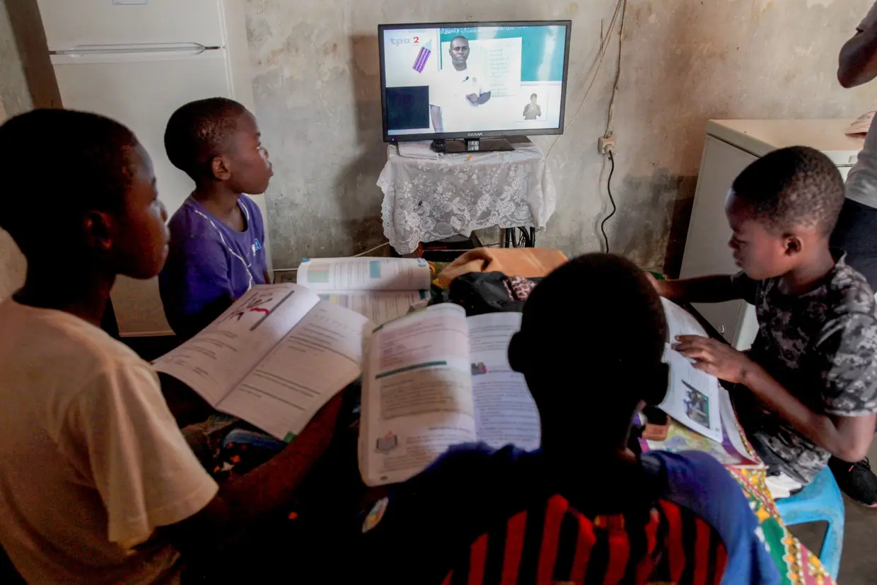 Telescola em Luanda, Angola. Pelo menos quinze professores compõem a equipa que diariamente grava as aulas no Centro de Produção da TPA, no Camama, em Luanda devido ao estado de emergência no país decretado para combater a pandemia de covid-19.