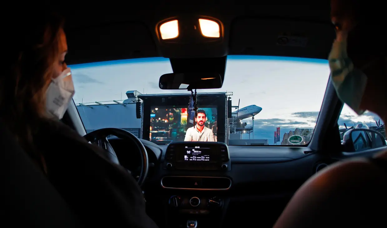 Cinema Drive-in na Alemanha de modo a evitar contágio pela covid-19.