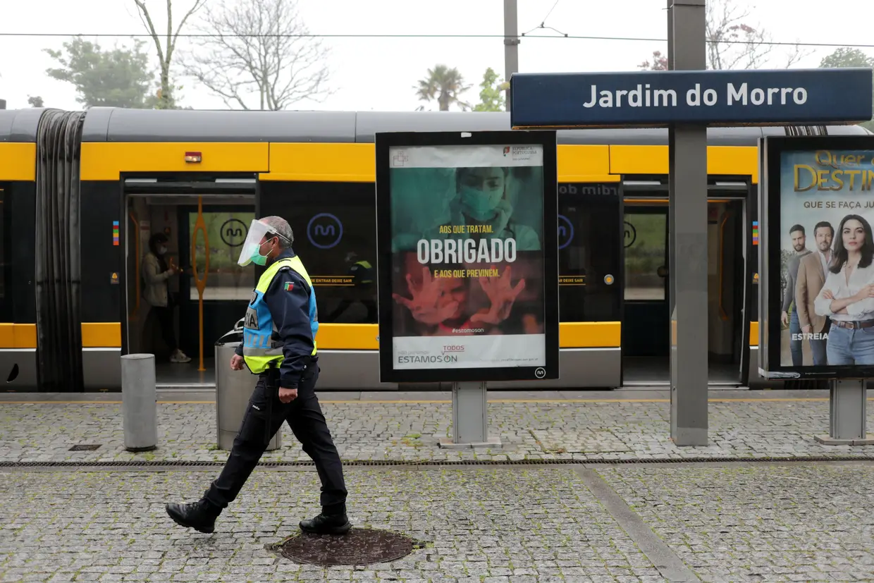 Agentes da PSP fiscalizam os passageiros do Metro do Porto junto à ponte D. Luis I em Vila Nova de Gaia para fiscalizar a mobilidade entre concelhos limítrofes para o cumprimento do dever geral de isolamento devido à pandemia Covid-19.