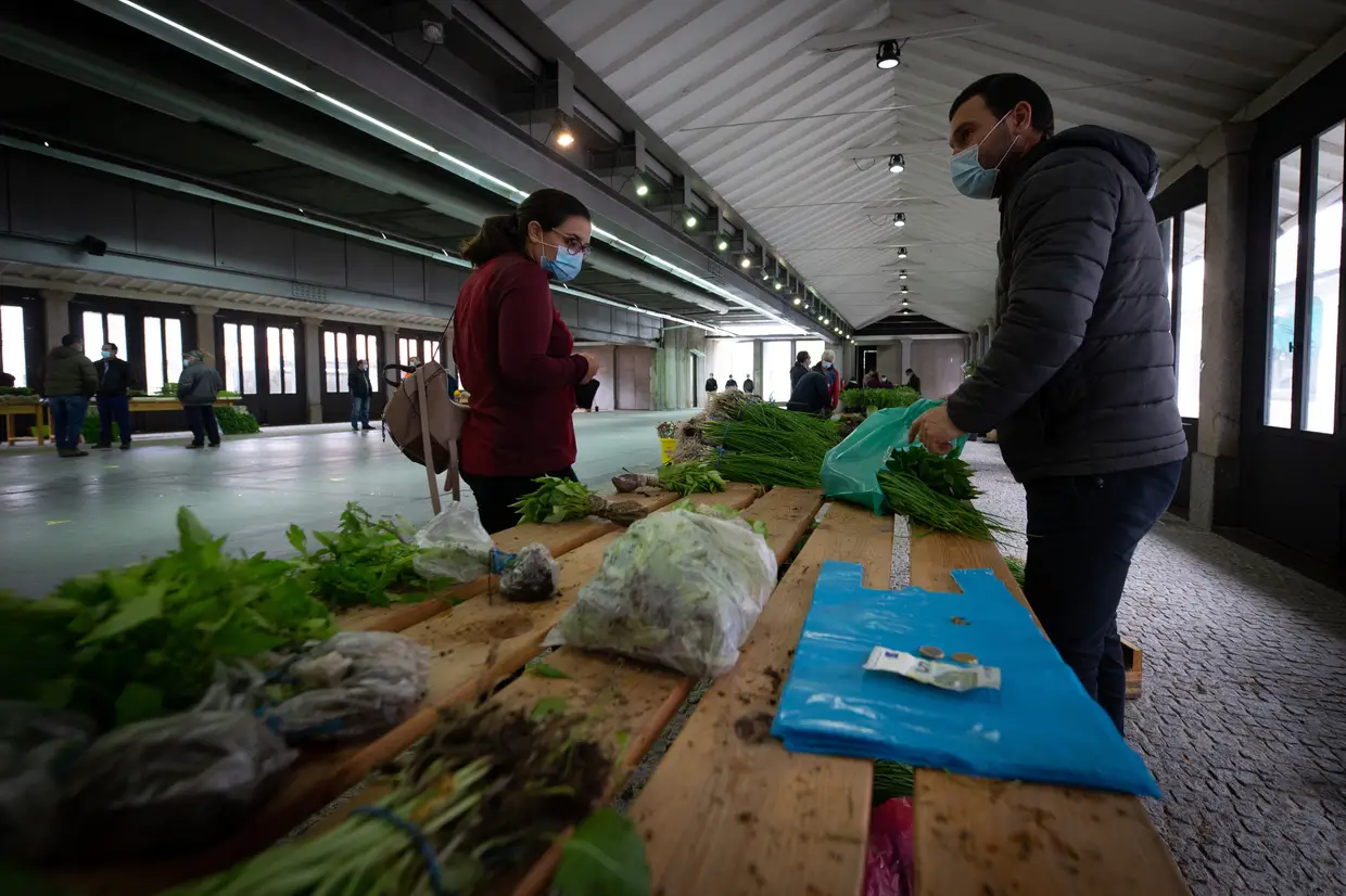 Clientes no Mercado de Vila Pouca de Aguiar com os cuidados necessários devido à pandemia. As portas dos mercados municipais estão a reabrir para ajudar os produtores locais a escoar as hortícolas, frutas, flores e até mel, uma medida de apoio à agricultura implementada em vários municípios do distrito de Vila Real.