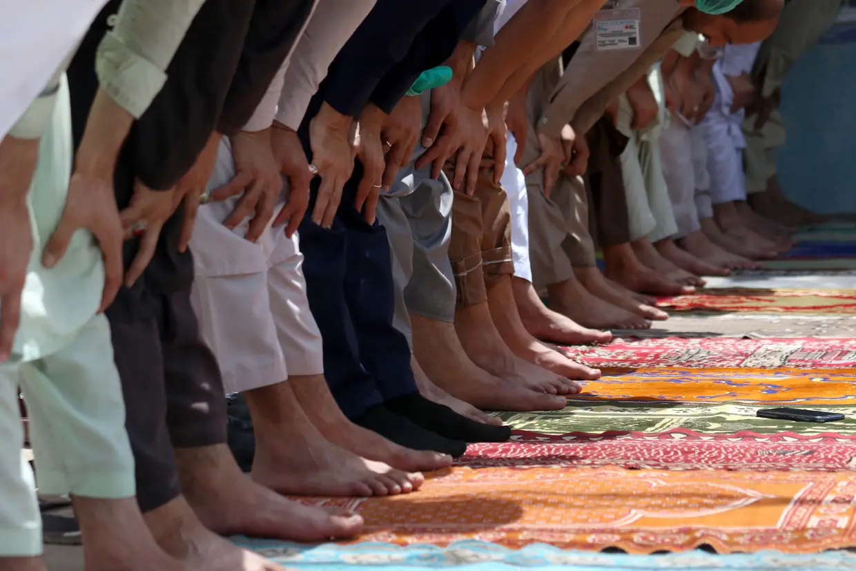 As orações de sexta-feira durante o mês do Ramadão, Peshawar, Paquistão.